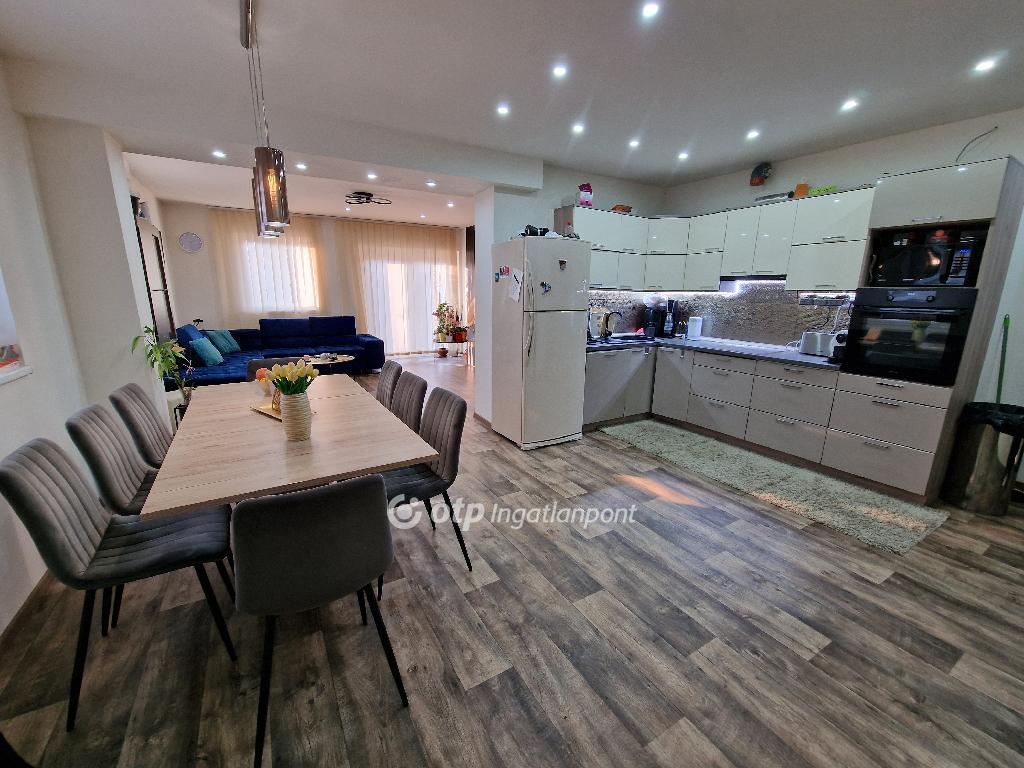 Eladó Szirmabesenyő ház 220 m²